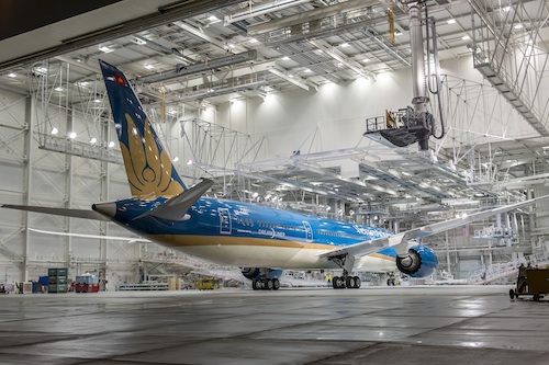 Boeing 787-9 Dreamliner rời xưởng sơn tại Mỹ ảnh 1